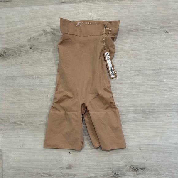 SKIMS Everyday Sculpt Short in Clay - Picture 2 of 2